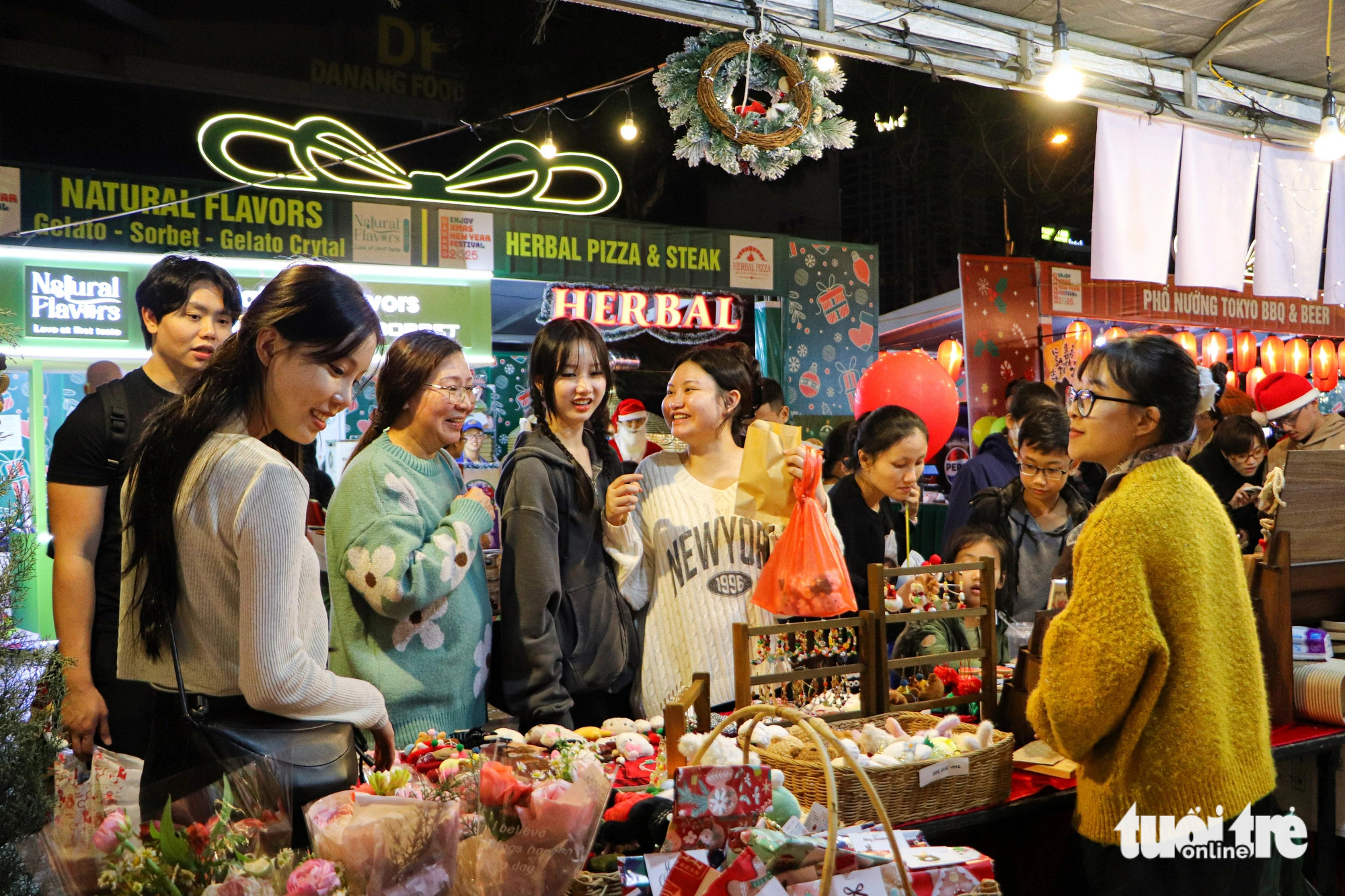 Visitors browse ornaments at a Christmas bazaar on the bank of Dragon Bridge, Da Nang City, Central Vietnam. Photo: Thanh Nguyen / Tuoi Tre