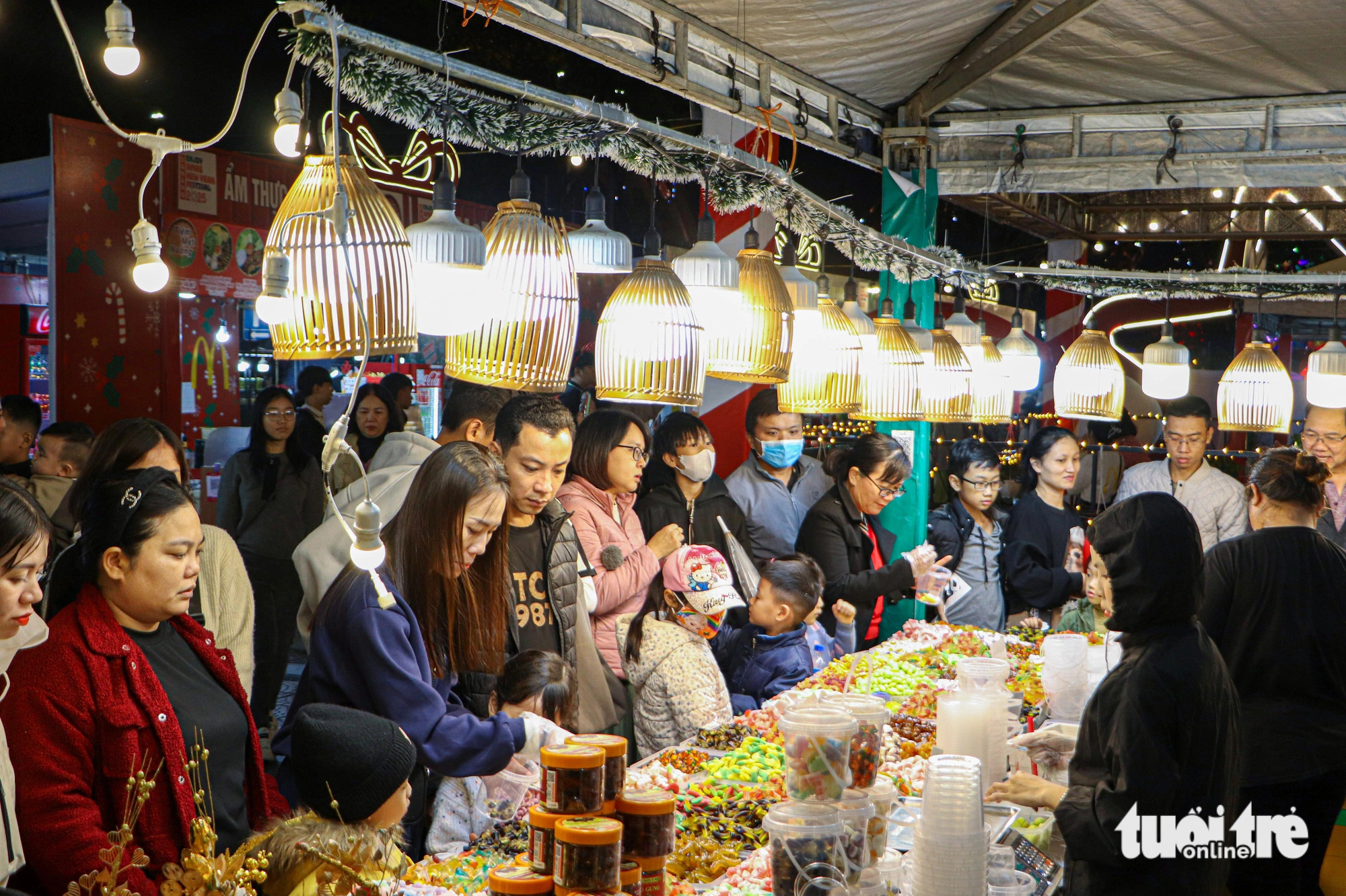 Visitors buy food at a Christmas bazaar on the bank of Dragon Bridge, Da Nang City, Central Vietnam. Photo: Thanh Nguyen / Tuoi Tre