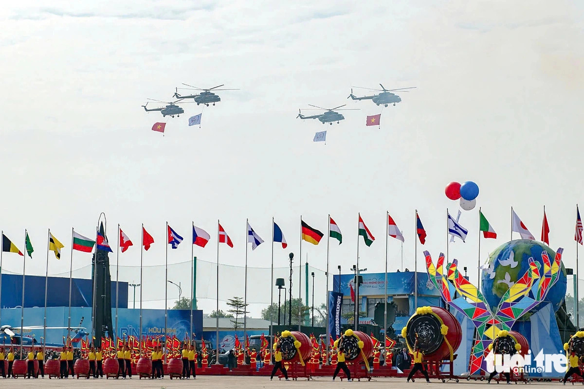 A corner of the 2024 Vietnam International Defense Expo features the national flags of the countries joining the event. Photo: Nam Tran / Tuoi Tre