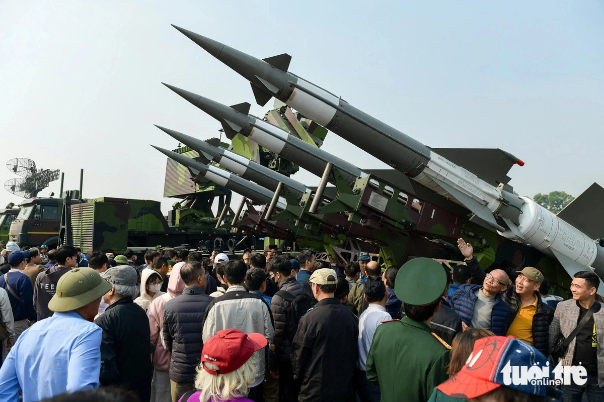 This image shows visitors at a missile display area at the 2024 Vietnam International Defense Expo on December 19-23 in Hanoi. Photo: Nam Tran / Tuoi Tre