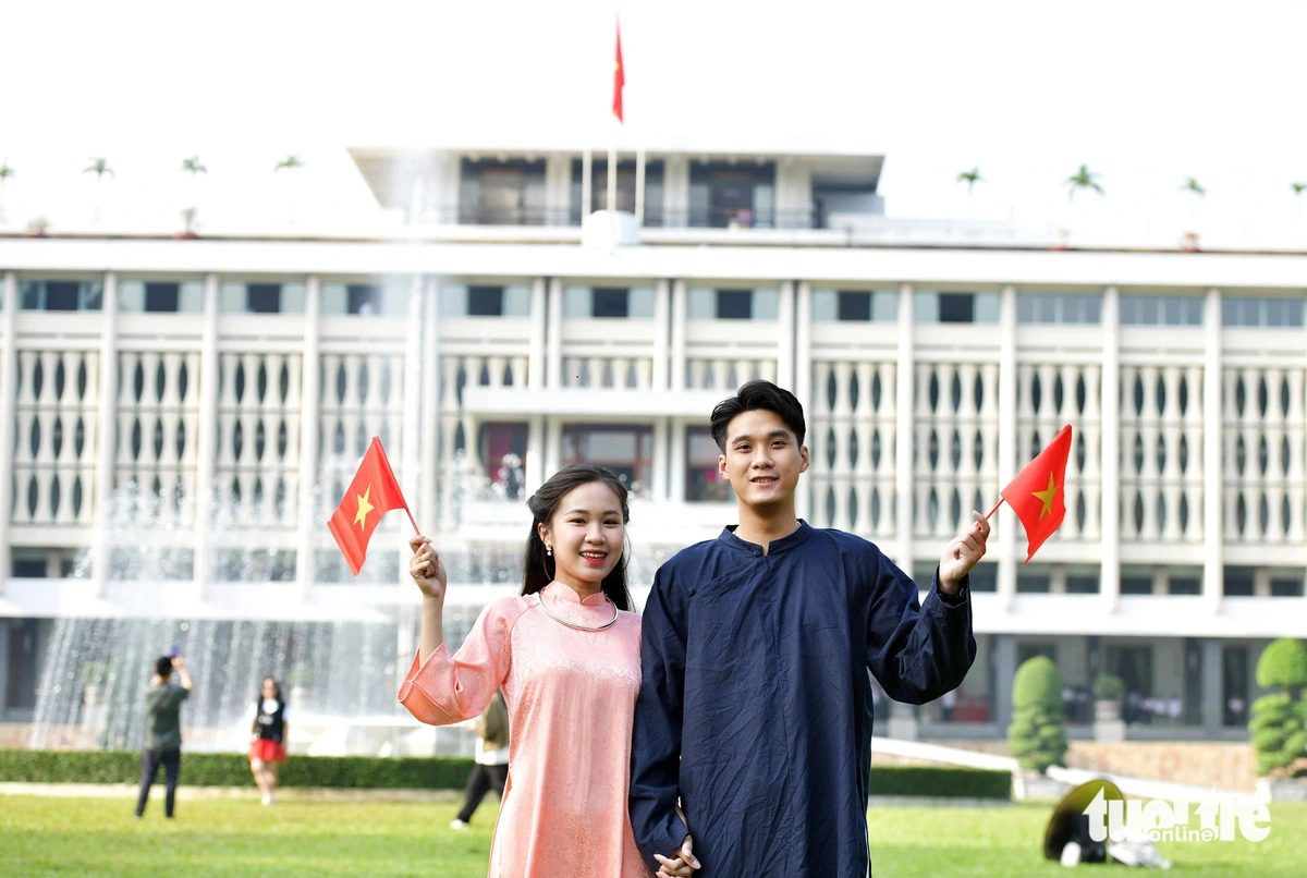 Young people rush to downtown Ho Chi Minh City for Tet-themed photos