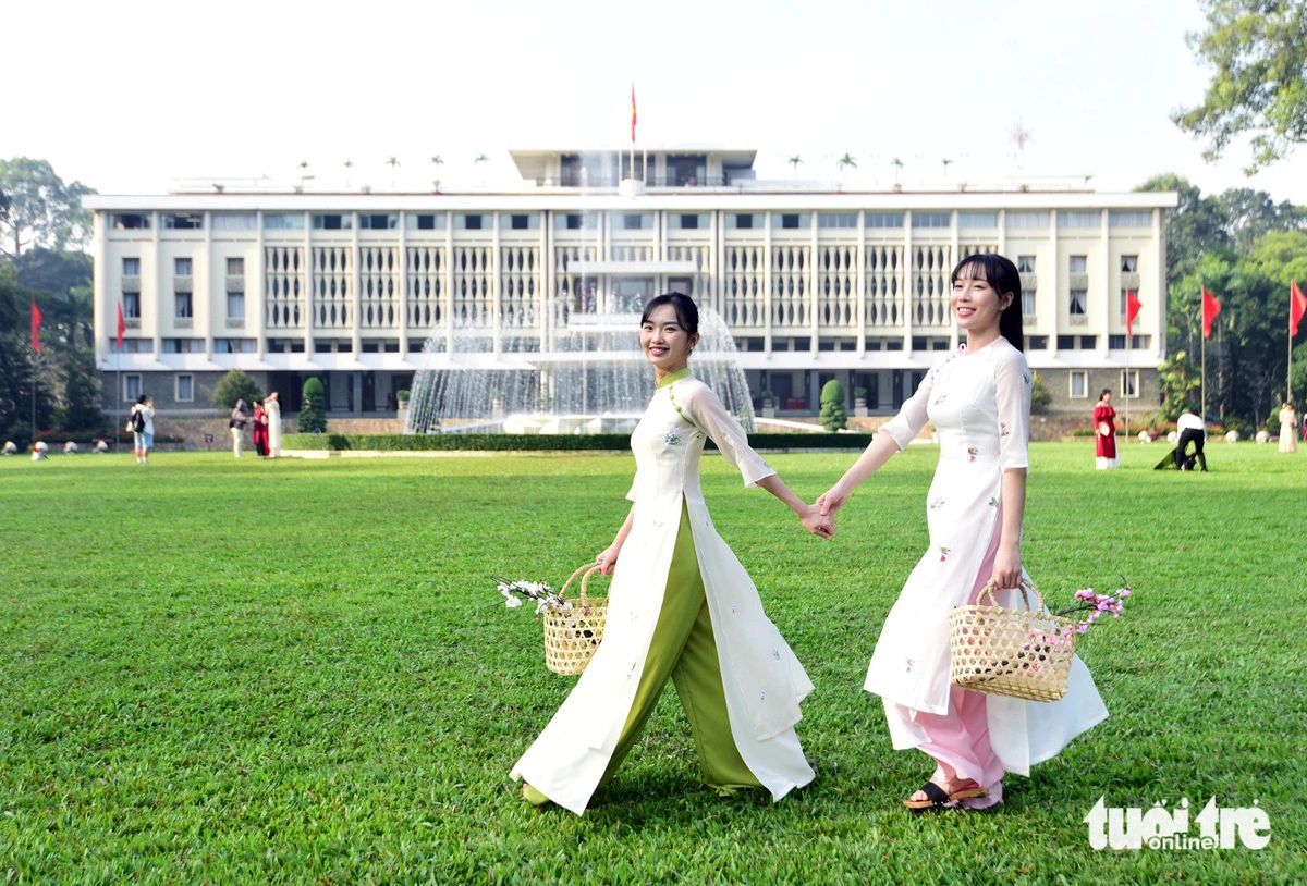 Thu Duyen and Huong Uyen shared that the climate was beautiful in Ho Chi Minh City these days, so they visited and took photos in front of the Reunification Palace.