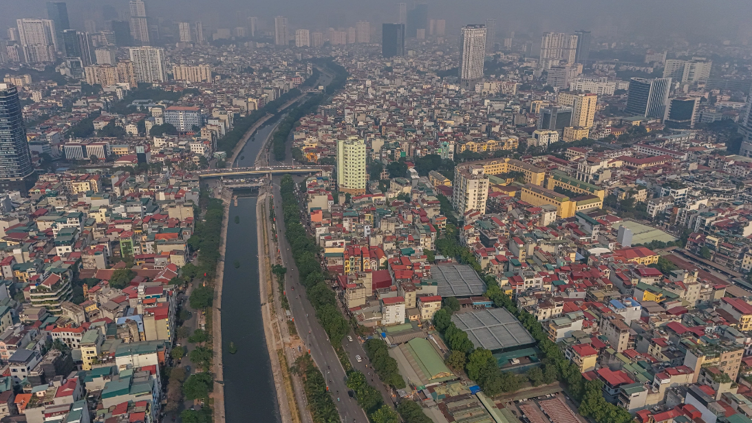 The To Lich River spans 14.6 kilometers, flowing beneath the Lang Ha Overpass.