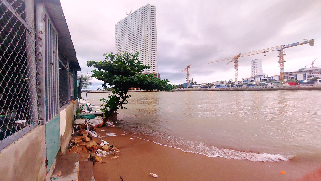 Residents use sandbags to mitigate the impact of high tides and large waves on the coast of Nhat Tri Islet in Nha Trang City, Khanh Hoa Province, south-central Vietnam. Photo: Phan Song Ngan / Tuoi Tre