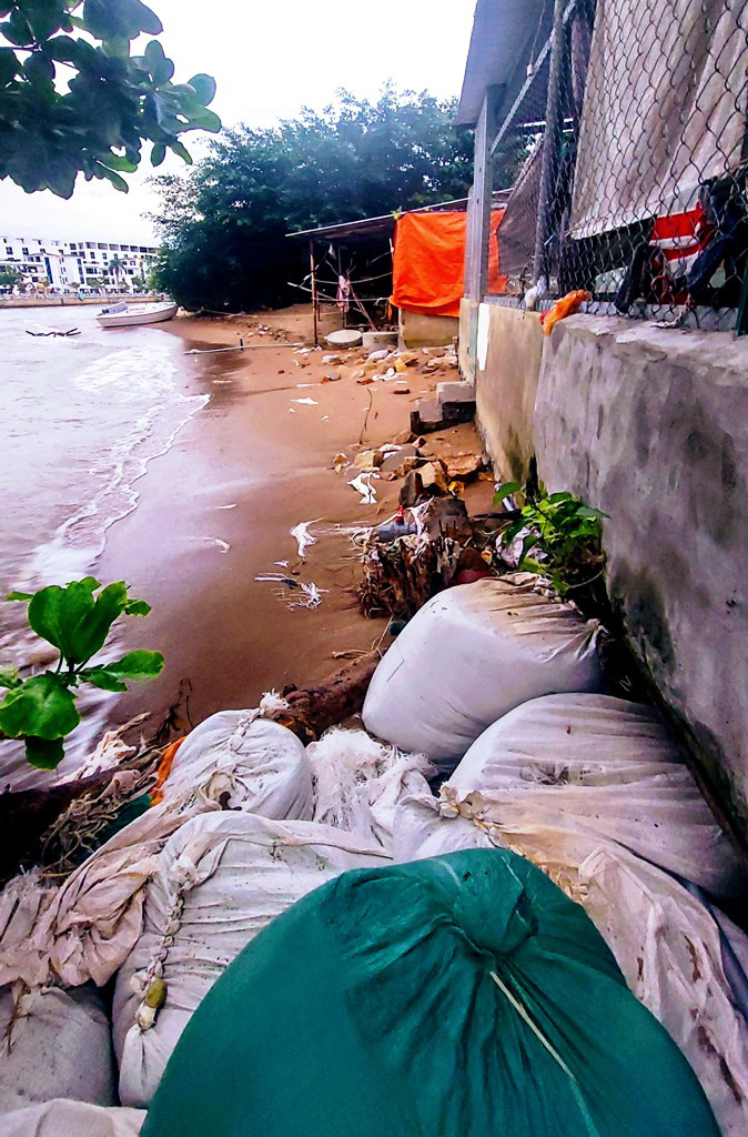 Residents use sandbags to mitigate the impact of high tides and large waves on the coast of Nhat Tri Islet in Nha Trang City, Khanh Hoa Province, south-central Vietnam. Photo: Phan Song Ngan / Tuoi Tre