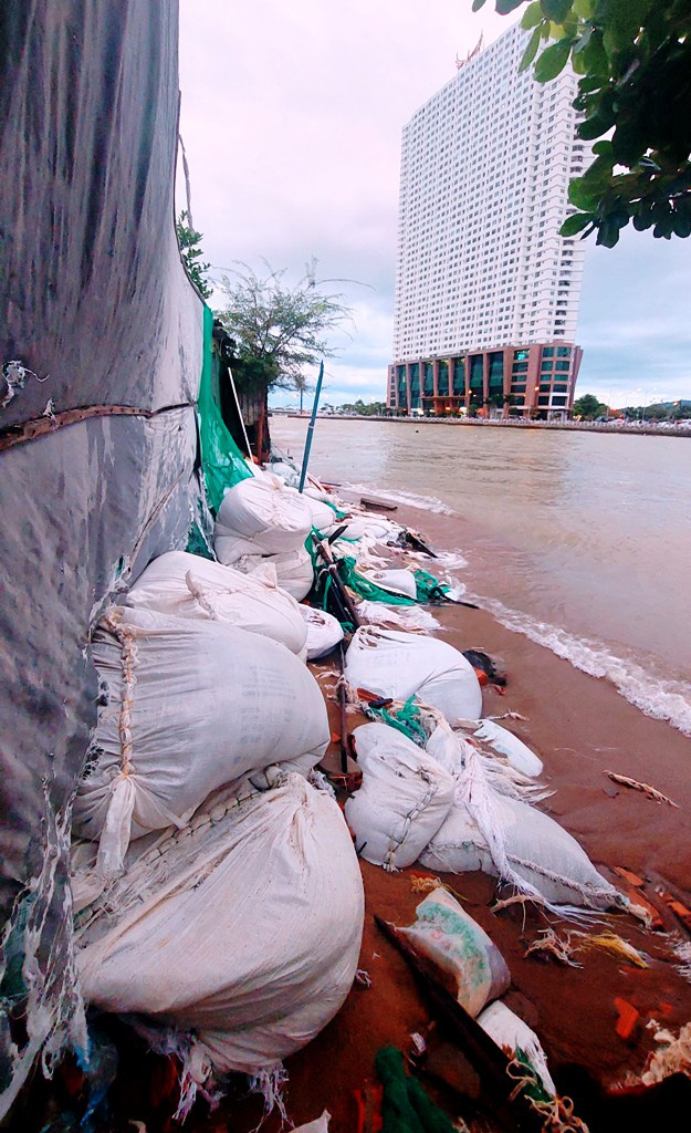 Residents use sandbags to mitigate the impact of high tides and large waves on the coast of Nhat Tri Islet in Nha Trang City, Khanh Hoa Province, south-central Vietnam. Photo: Phan Song Ngan / Tuoi Tre