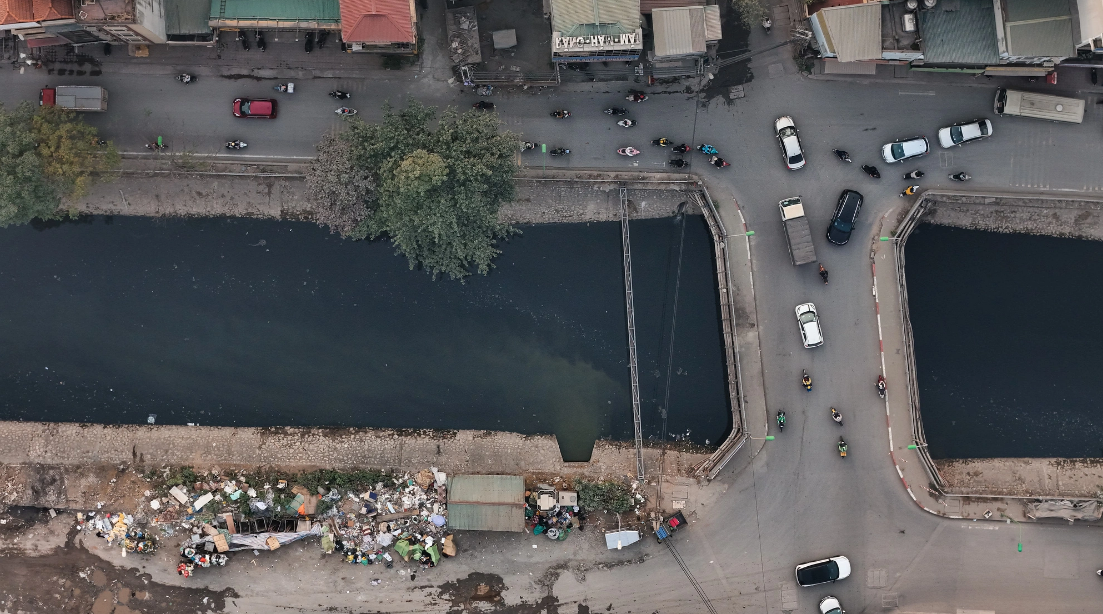 A corner of the Lu River in Dinh Cong Ward, Hoang Mai District has become a nightmare for residents due to pollution.