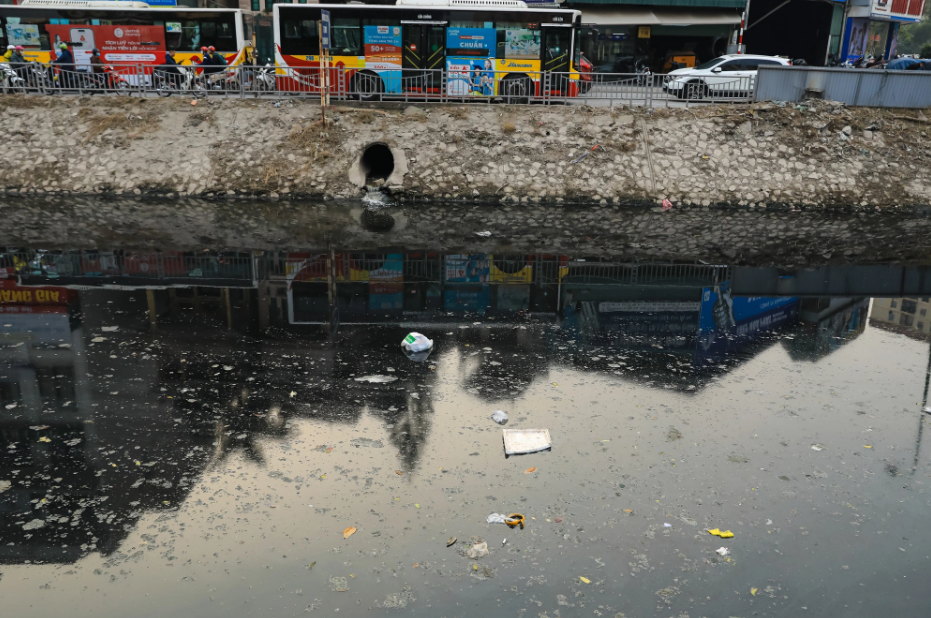 The Lu River is filled with polluted water.