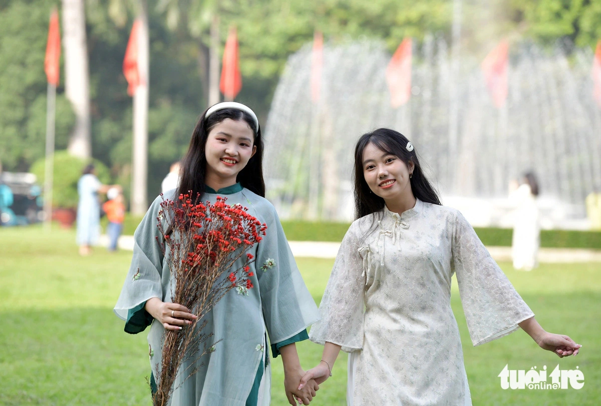 Ngoc Huyen and Thu Tham, students at the Industrial University of Ho Chi Minh City, rush to the Reunification Palace for photos.