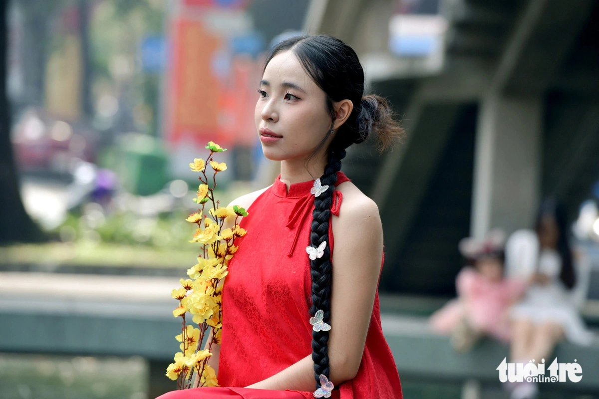 Linh Xuan, a student at the University of Medicine and Pharmacy in Ho Chi Minh City, invests in clothes and accessories to have Tet-themed photos.