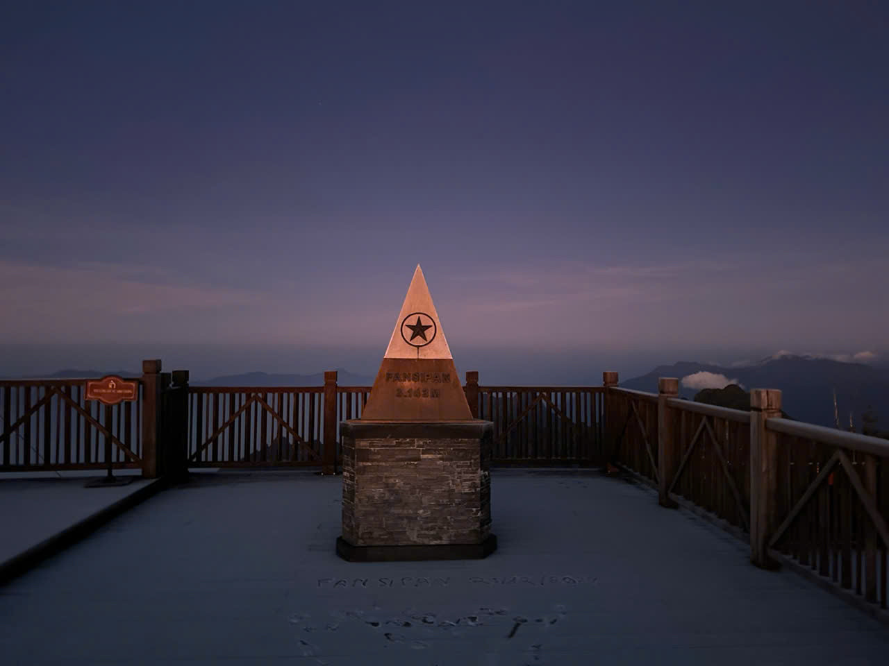 A thin layer of frost covers the summit of Mt. Fansipan, Vietnam’s highest peak with an altitude of 3,143 meters, in the northern province of Lao Cai, on December 223, 2024. Photo: Sun World Fansipan