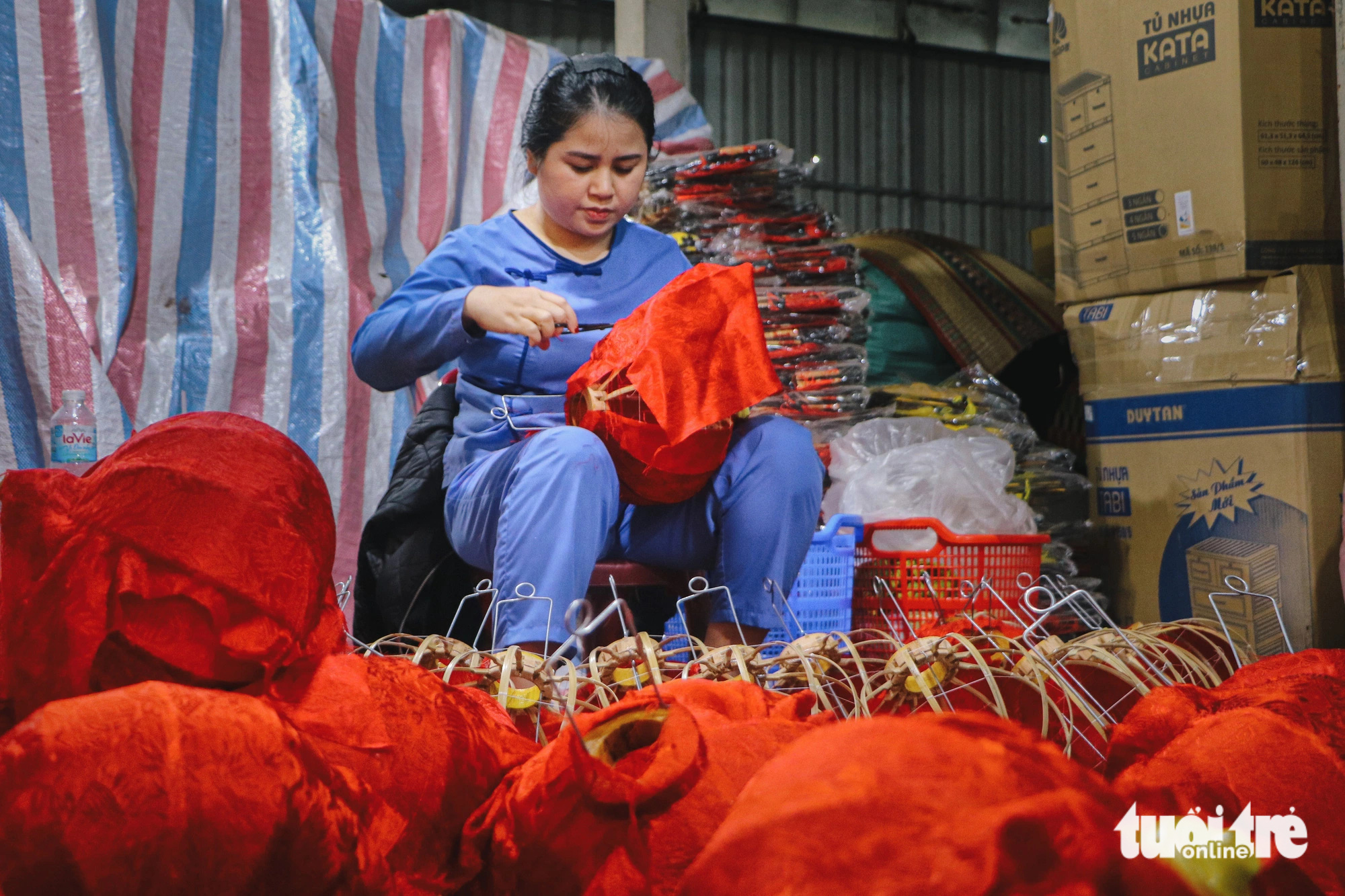 Artisan Nguyen Thi Thu Thuy crafts a lantern in Hoi An City, Quang Nam Province, central Vietnam. Photo: Thanh Nguyen / Tuoi Tre