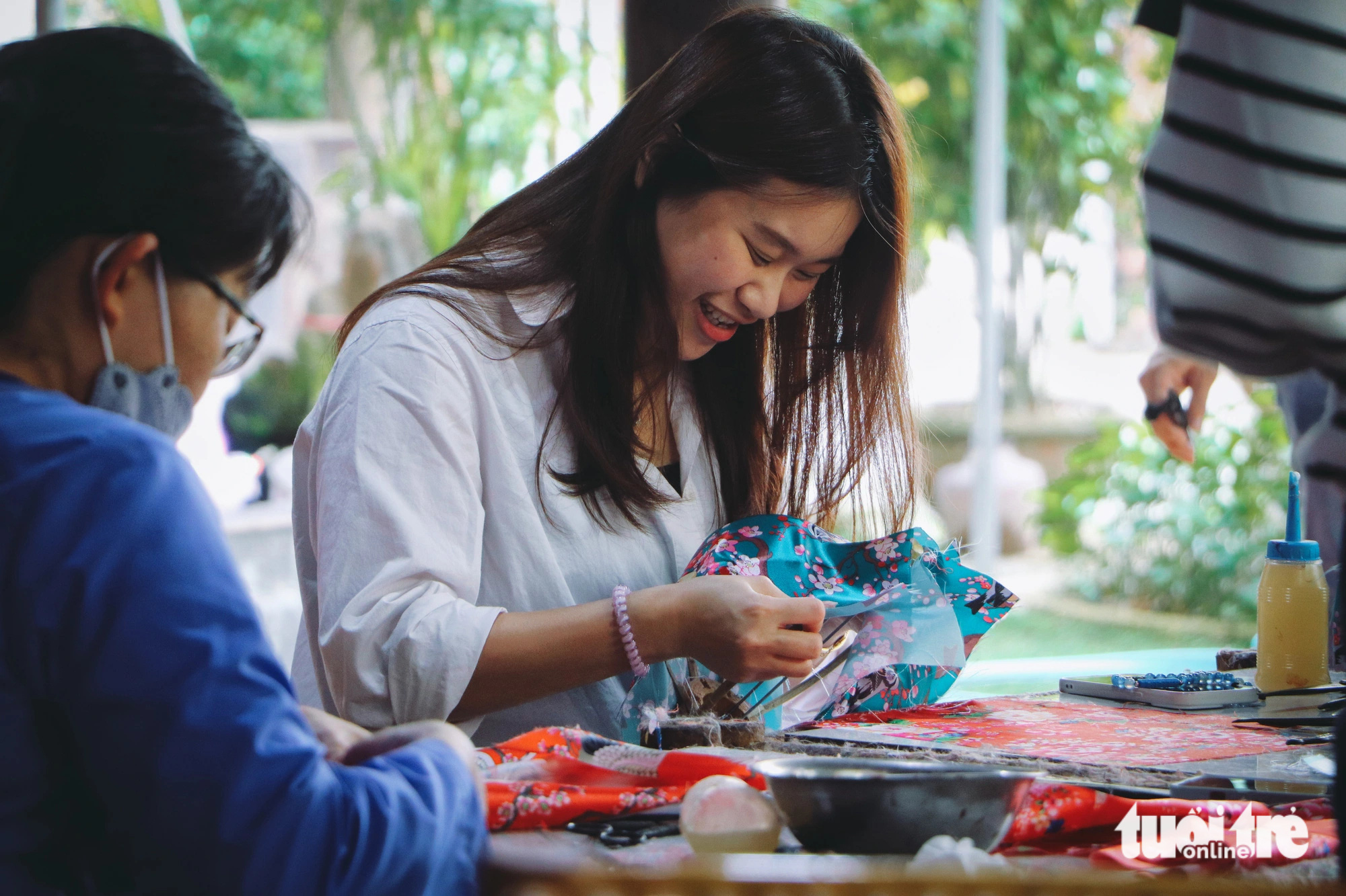 Tourists attend a lantern-making workshop in Hoi An City, Quang Nam Province, central Vietnam. Photo: Thanh Nguyen / Tuoi Tre