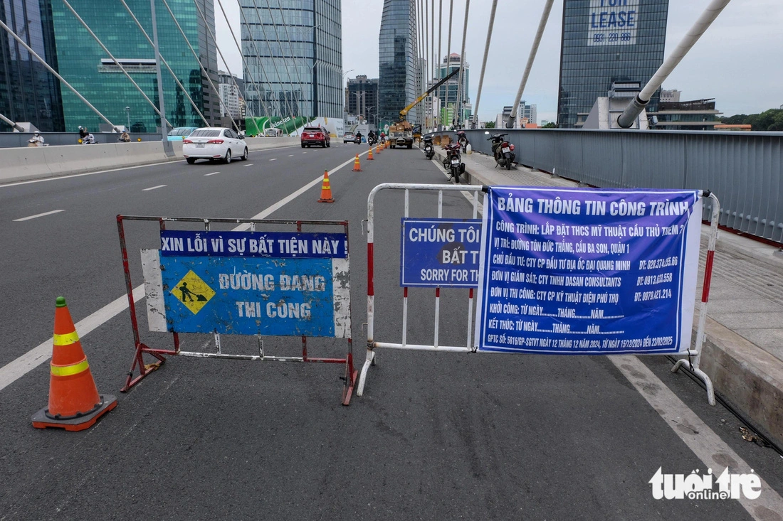 A lane of the bridge is barricaded for the installation of an artistic lighting system. Photo: Duc Phu / Tuoi Tre