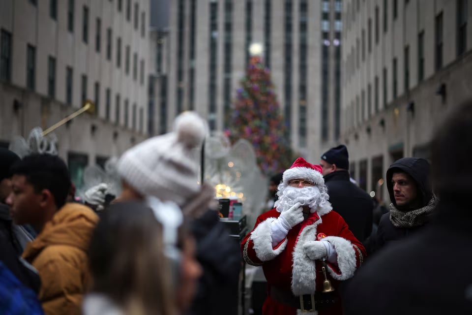 Santa Claus global flight to deliver presents underway