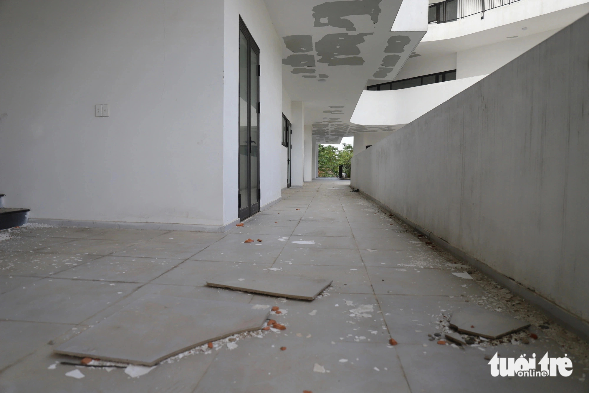 The first phase of building a new campus of Phan Boi Chau High School for the Gifted was finished in 2022, but the project was stalled afterward due to financial strain. After being abandoned for nearly two years, the site shows signs of deterioration. Photo: Doan Hoa / Tuoi Tre