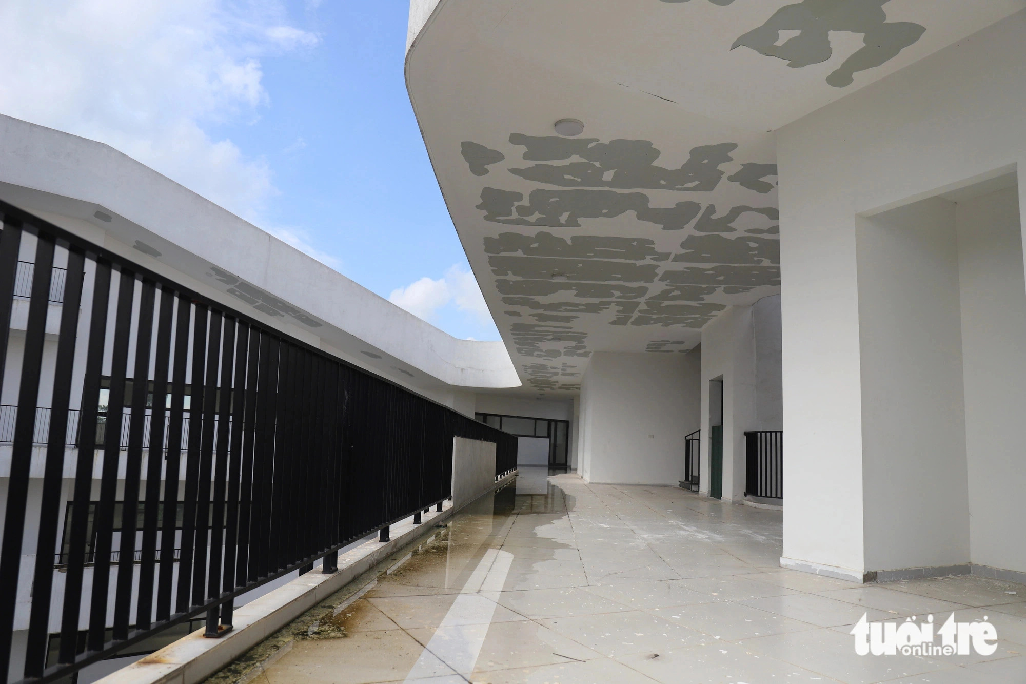 Ceilings in the stalled campus are peeling. Photo: Doan Hoa / Tuoi Tre