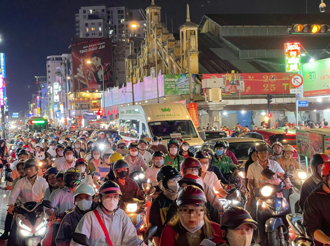 Hai Ba Trung Street is filled with commuters as Tan Dinh Church attracts crowds on December 24, 2024. Photo: Le Thanh Huy / Tuoi Tre