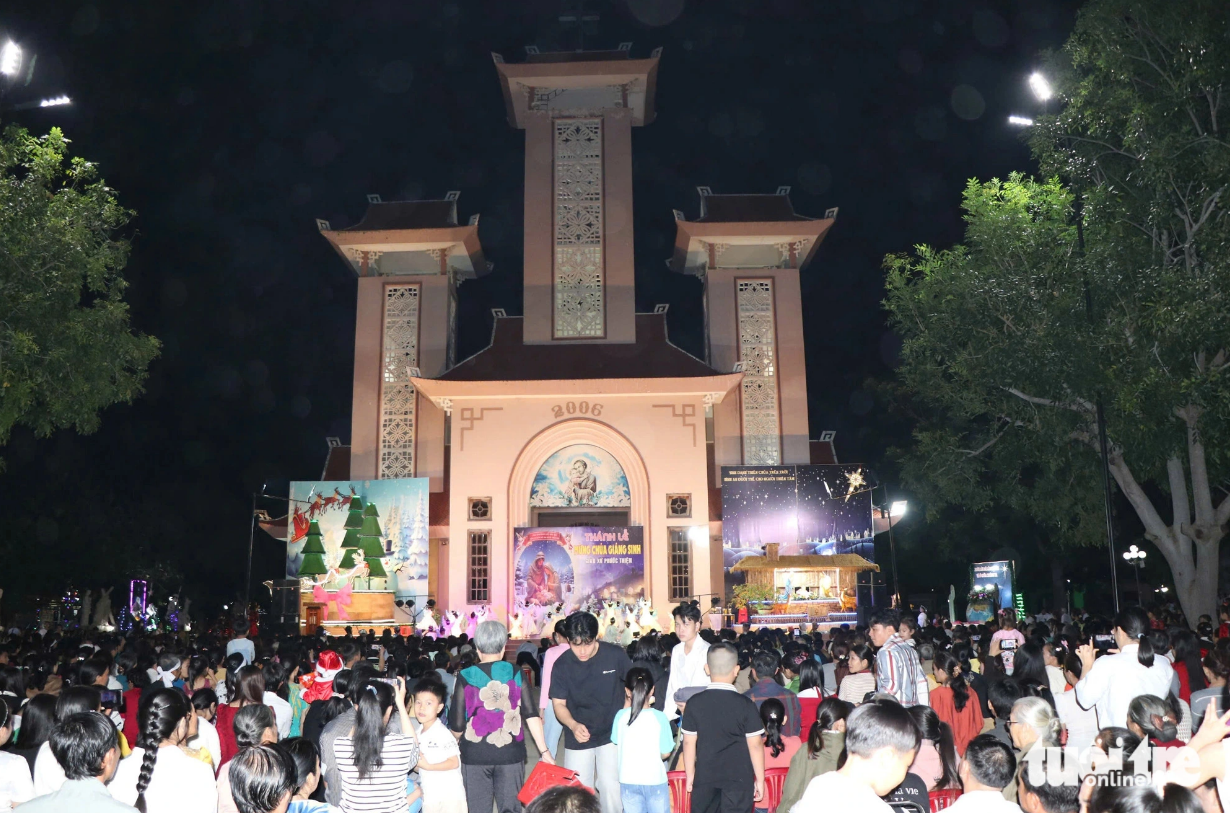 Thousands flock to Phuoc Thien Church in Ninh Thuan Province, south-central Vietnam on December 24, 2024. Photo: Duy Ngoc / Tuoi Tre