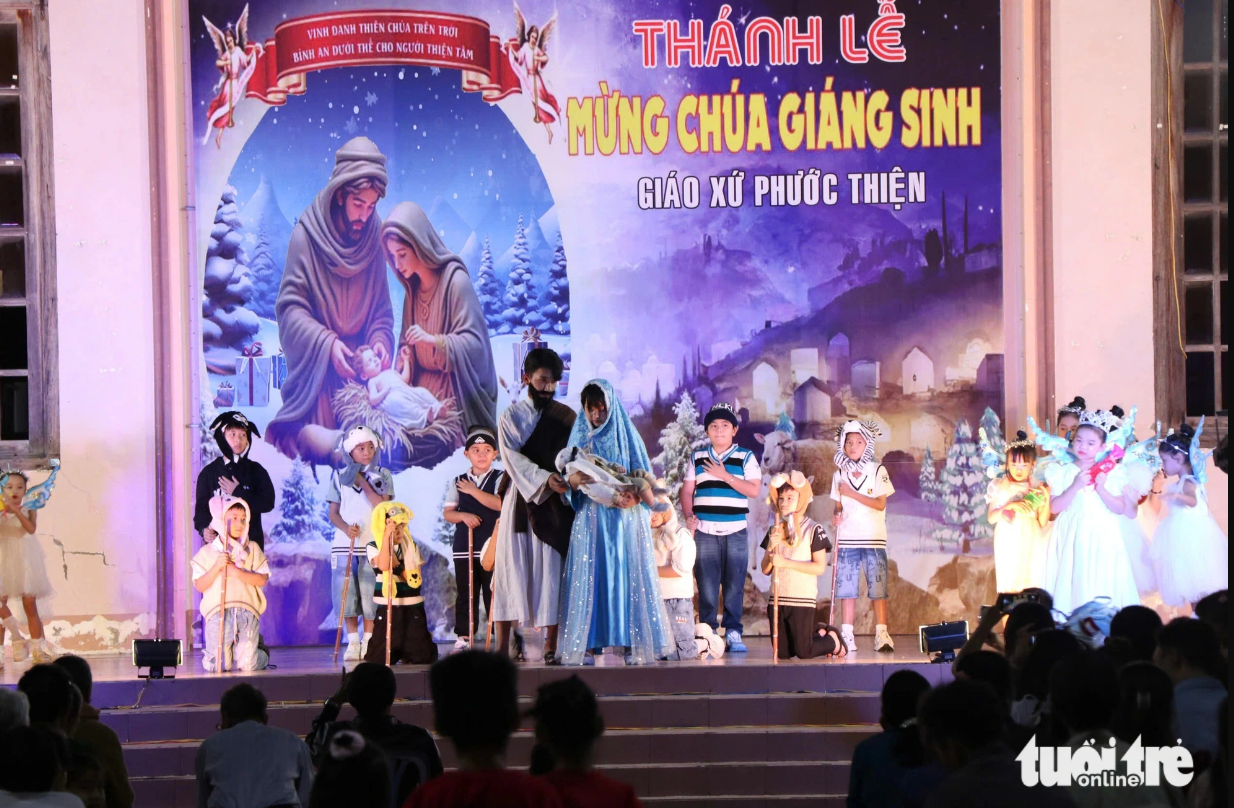 Children perform at Phuoc Thien Church to celebrate Christmas in Ninh Thuan Province on December 24, 2024. Photo: Duy Ngoc / Tuoi Tre