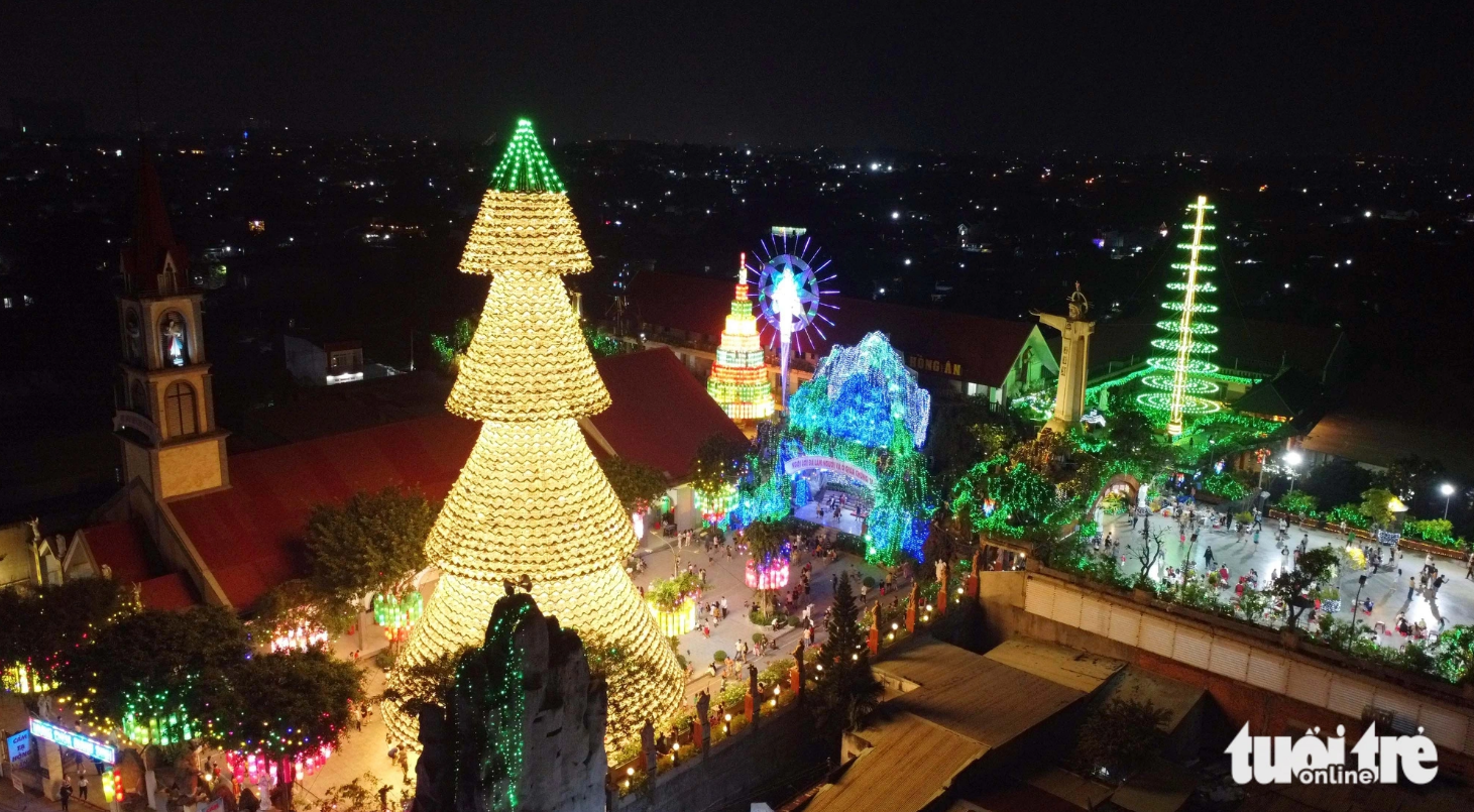 A giant Christmas tree made out of ‘non la’ in Dong Nai Province, southern Vietnam. Photo: A Loc / Tuoi Tre