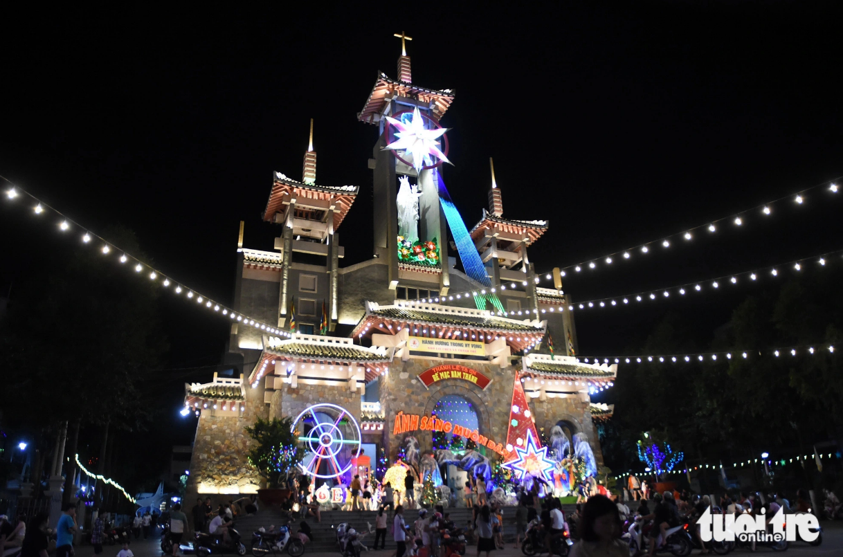 A church in Dong Nai Province is decorated with Christmas-themed items. Photo: A Loc / Tuoi Tre