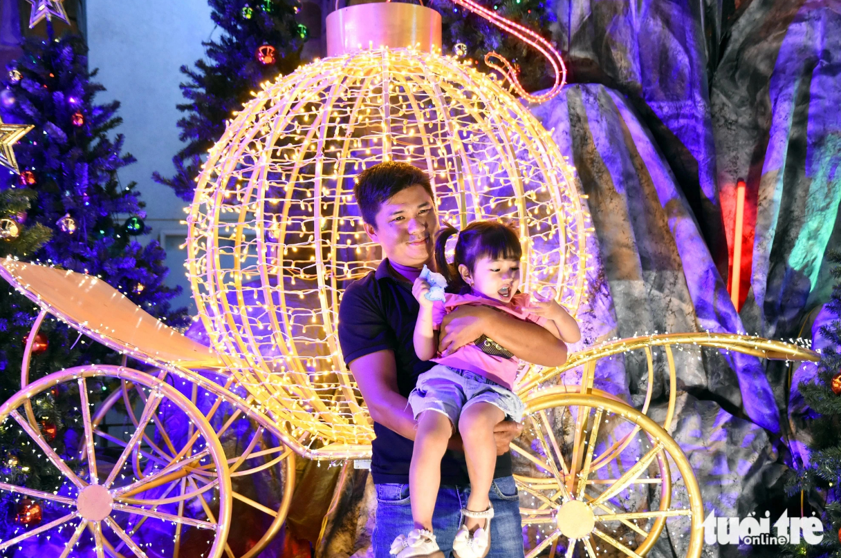 Residents pose for a photo in a Christmas-themed space in Dong Nai Province on December 24, 2024. Photo: A Loc / Tuoi Tre