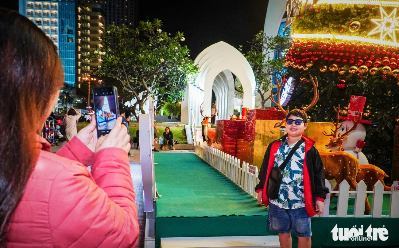 Residents crowd Hai Thang Tu Square in Nha Trang City for photoshoots. Photo: Tran Hoai / Tuoi Tre