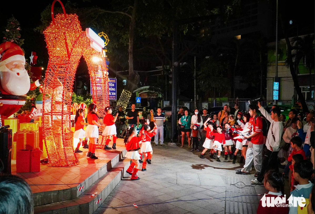 Children perform for Christmas Eve celebrations in Nha Trang City, on December 24, 2024. Photo: Tran Hoai / Tuoi Tre