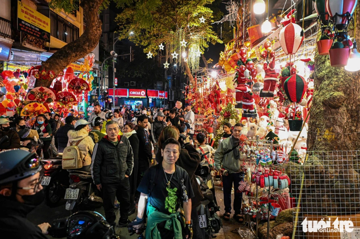 Christmas cheer spreads to Vietnamese, foreigners