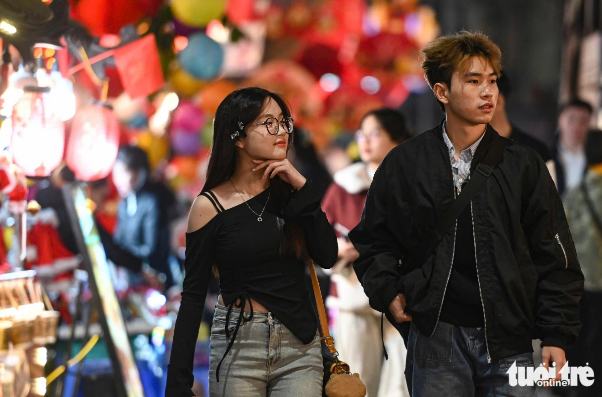 Young people head down a street in Hanoi to celebrate Christmas Eve. Photo: Hong Quang / Tuoi Tre