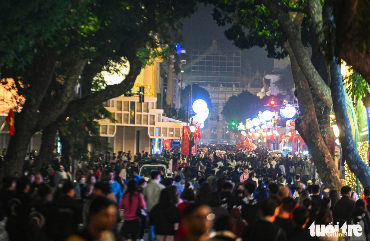 Crowds cause traffic congestion on a local street in Hanoi on Christmas Eve, December 24, 2024. Photo: Hong Quang / Tuoi Tre