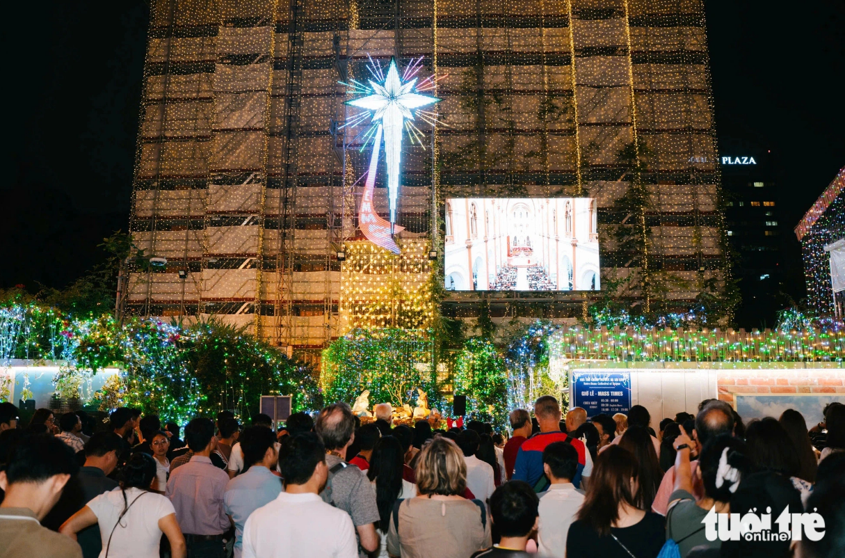 Catholic followers attend a Christmas Eve service at Ho Chi Minh City’s iconic Notre Dame Cathedral Basilica of Saigon on December 24, 2024. Photo: Thanh Hiep / Tuoi Tre