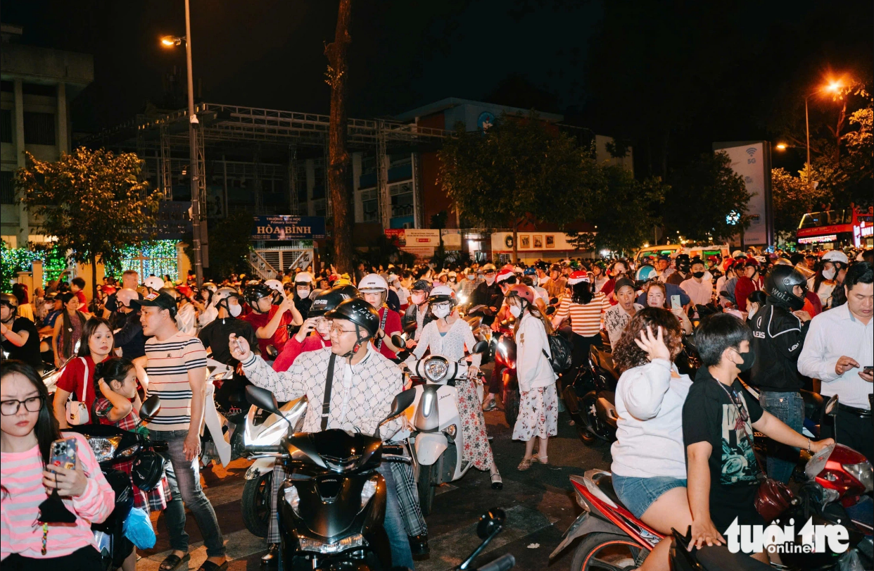 A street in Ho Chi Minh City is crowded with people on Christmas Eve, December 24, 2024. Photo: Thanh Hiep / Tuoi Tre