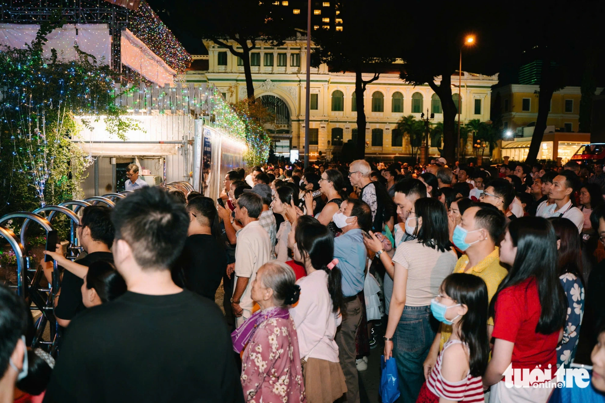 Catholic followers stand outside Notre Dame Cathedral Basilica of Saigon to attend a Christmas Eve service on December 24, 2024. Photo: Thanh Hiep / Tuoi Tre