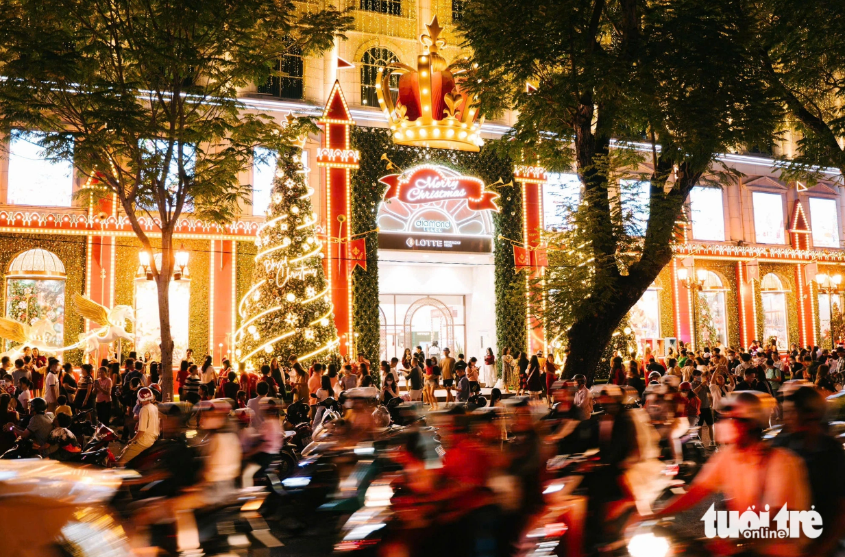 Residents head to a shopping mall adorned with Christmas-themed items in downtown Ho Chi Minh City to celebrate the Christmas holiday on December 24, 2024. Photo: Thanh Hiep / Tuoi Tre