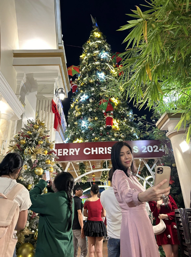 Phuc Le, a resident of Thu Duc City under Ho Chi Minh City, takes a selfie at Mac Ty Nho Church in District 1 on December 24, 2024. Photo: T.T.D. / Tuoi Tre