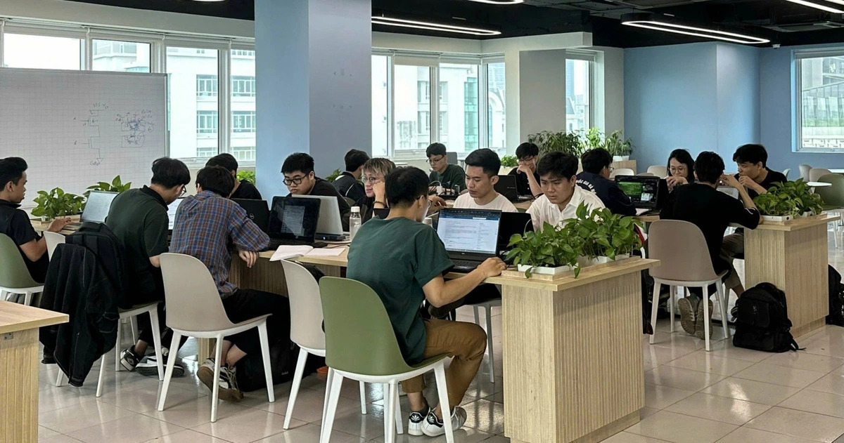 This image shows trainees in Vietnam’s National Innovation Center (NIC) semiconductor training course conducted by its Vietnamese and American partners in Hanoi. Photo: NIC