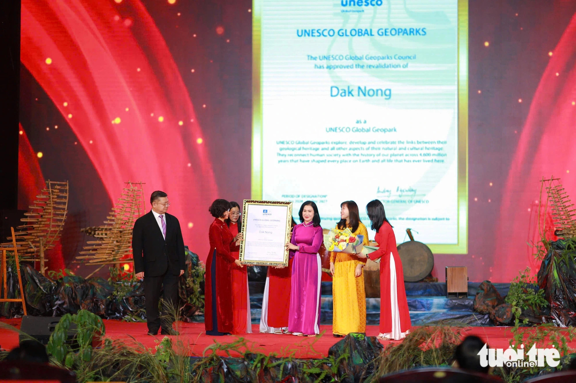 Ton Thi Ngoc Hanh (R, 3rd), vice-chair of the People’s Committee of Dak Nong Province in Vietnam’s Central Highlands region, receives a certificate of UNESCO global geopark title, December 26, 2024. Photo: The The