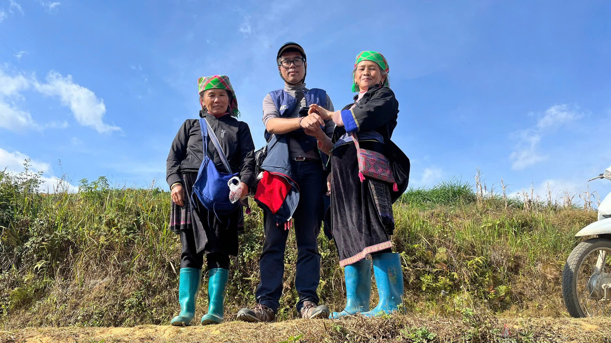 Truong Anh Quoc (C) poses for a photo with local ethnic people in Mu Cang Chai Town, Mu Cang Chai District, Yen Bai Province, northern Vietnam.