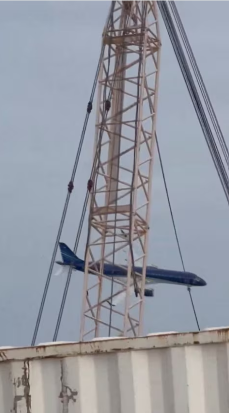 A view shows last moments of flights of an Azerbaijan Airlines' Embraer passenger plane that crashed near the city of Aktau, Kazakhstan December 25, 2024 in this screengrab from a video obtained from social media. Photo: Social Media via Reuters