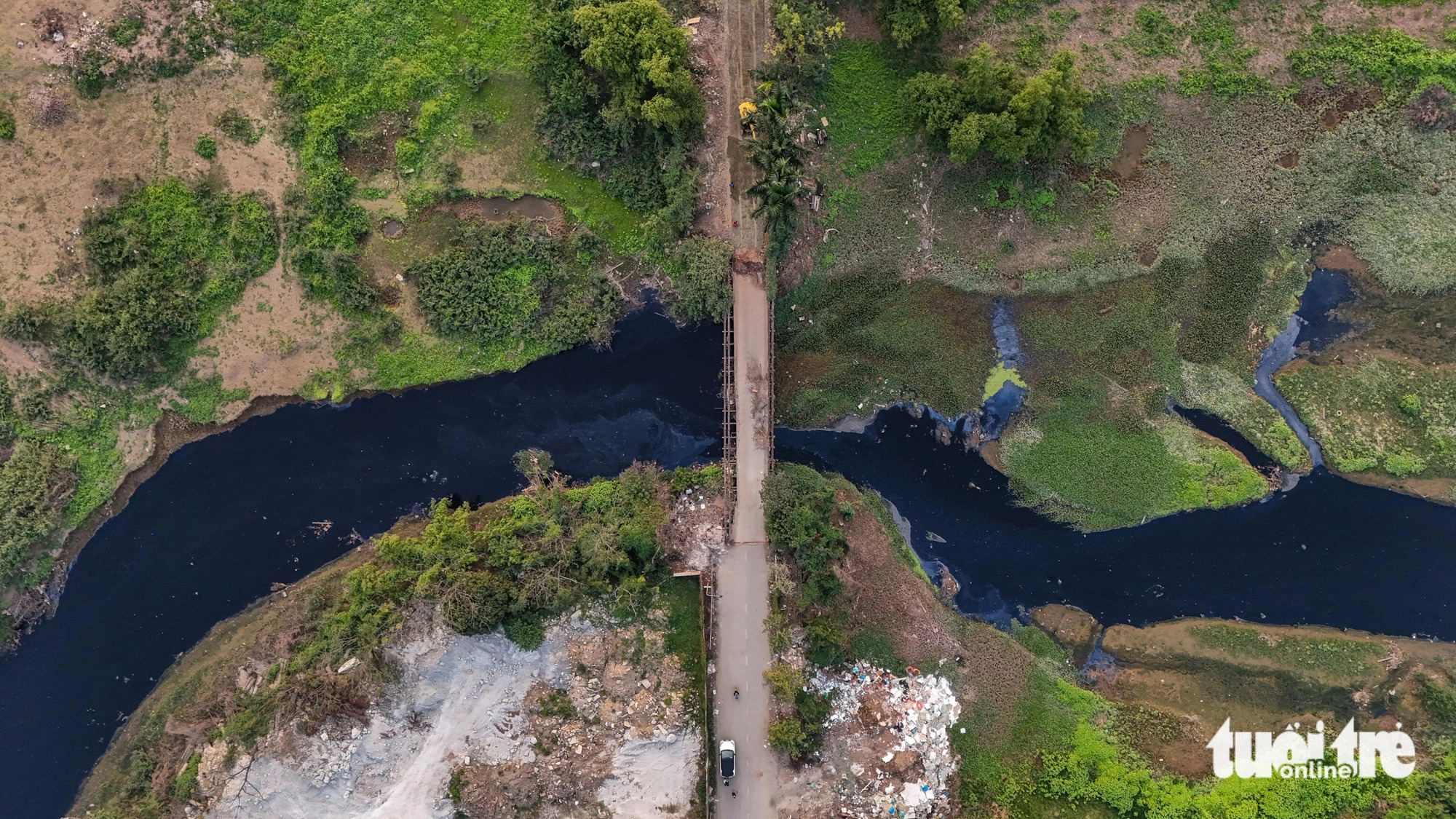 According to the Institute of Water Resources Planning, the decline in Red River water levels not only hinders water extraction for ecological preservation but also leads to dead river sections like those in the Day River, where consistent flow can no longer be maintained. Photo: Tuoi Tre