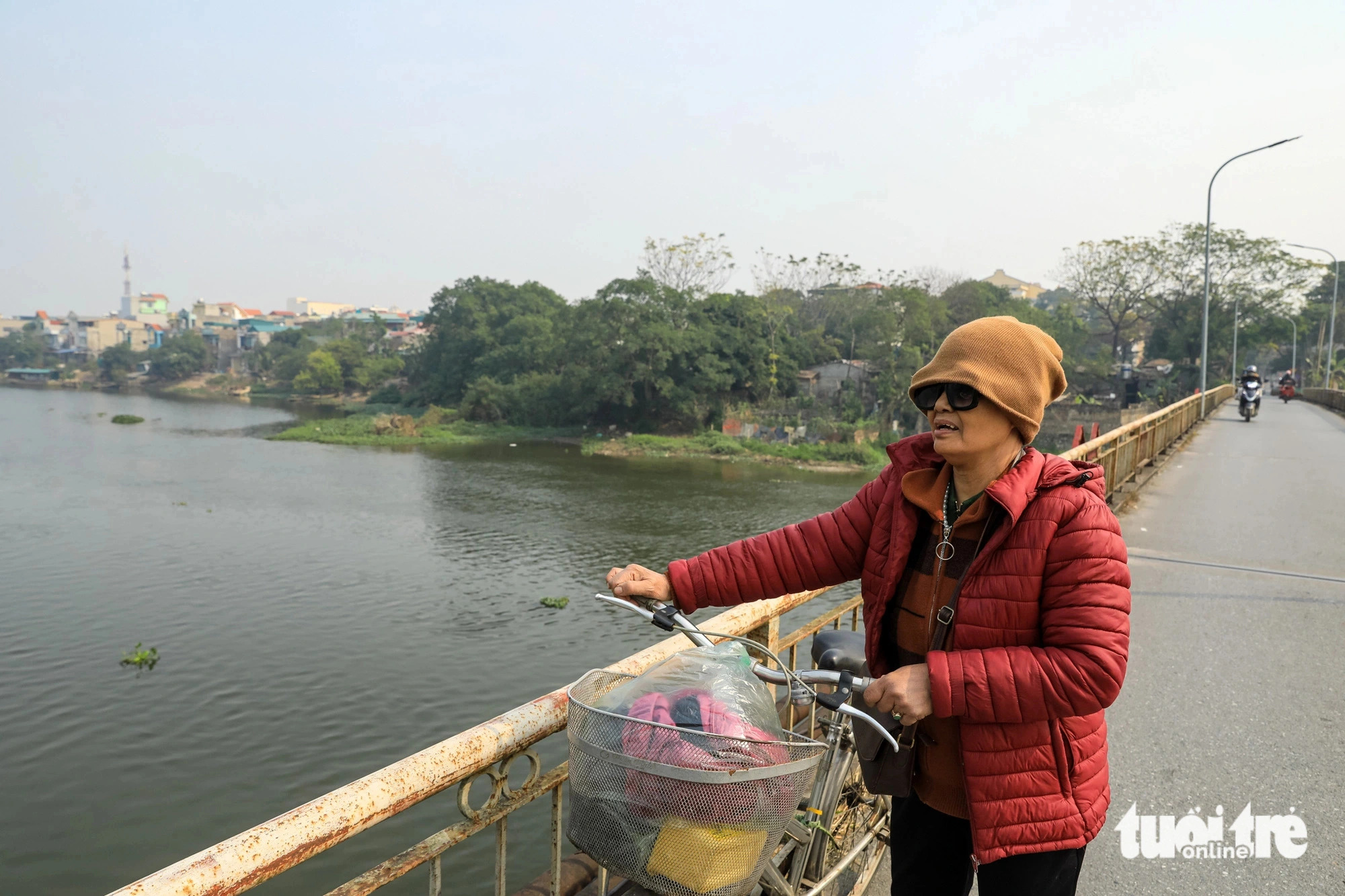 Nguyen Thi Van, a 70-year-old native of Phu Ly City in Ha Nam Province, northern Vietnam, elaborated that the Day River started to show signs of pollution about 15 years ago. During dry days, strong winds blow the foul smell into local homes, making it unbearable. Having grown up near the Day River, Van was saddened to see it deteriorate year after year, hoping that authorities would take action to revive the river. Photo: Tuoi Tre