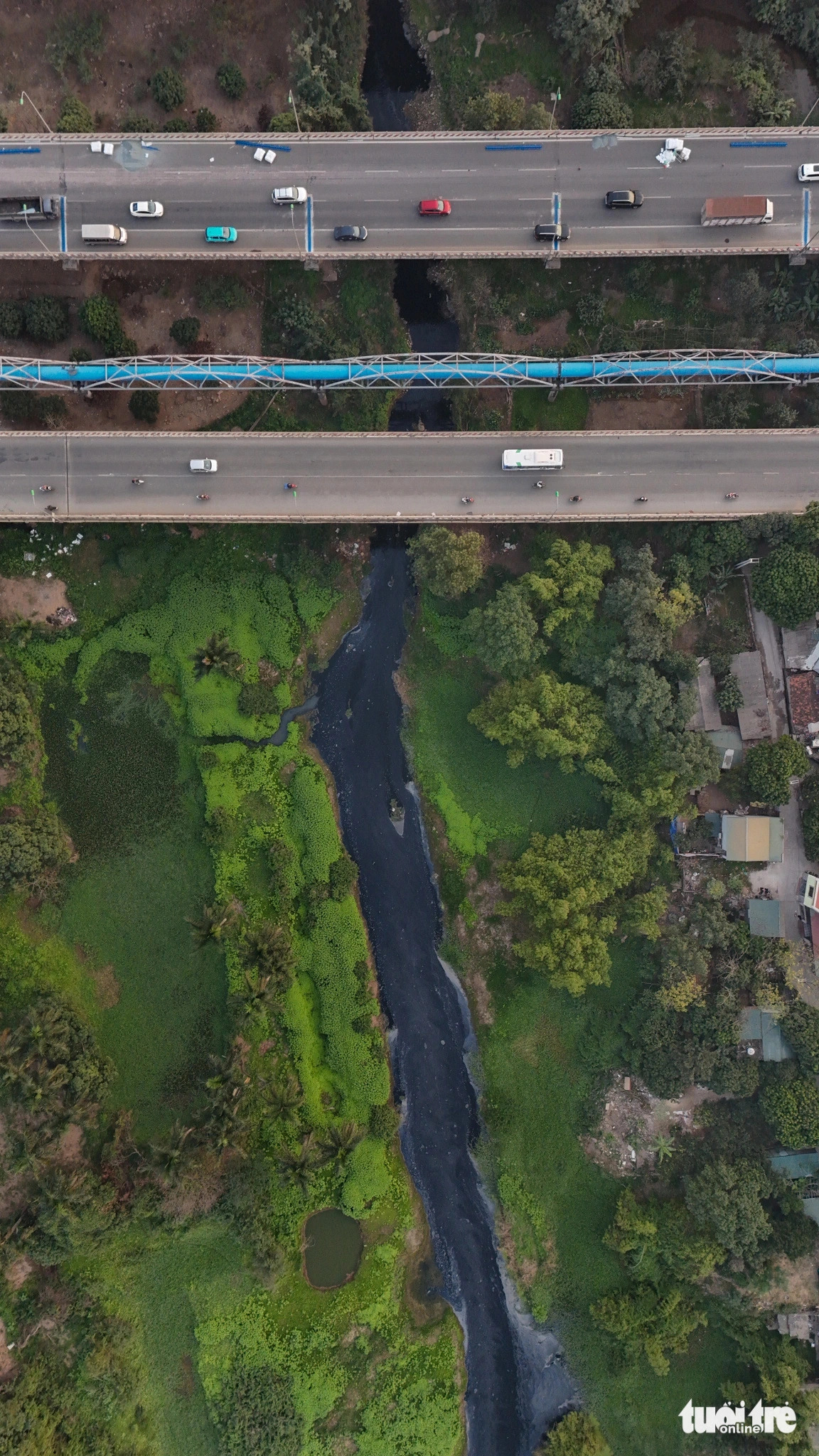 The Day River flows beneath Thang Long Boulevard in Yen Son Commune, Quoc Oai District in suburban Hanoi. Photo: Tuoi Tre