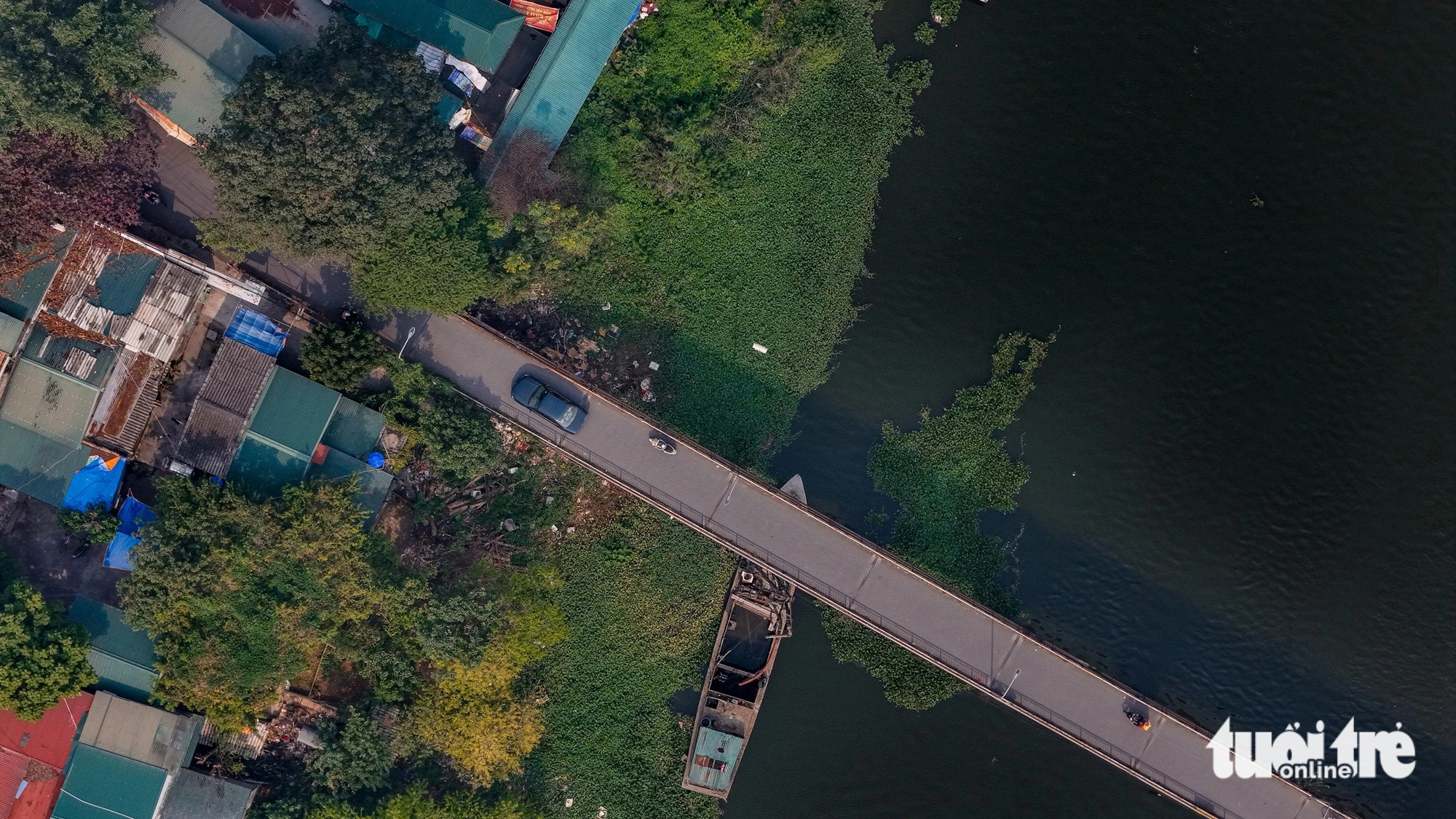 In Phu Ly City, Ha Nam Province, northern Vietnam, the Day River’s water is less polluted and sediment-free compared to some outlying districts in Hanoi. However, data released by the Ha Nam Department of Natural Resources and Environment showed that ammonia levels at Phu Ly Bridge exceeded the permissible limit by 7.6 times, while dissolved oxygen levels were 2.59 times below the acceptable threshold. Authorities have introduced preventive measures to protect aquatic resources from further harm. Photo: Tuoi Tre