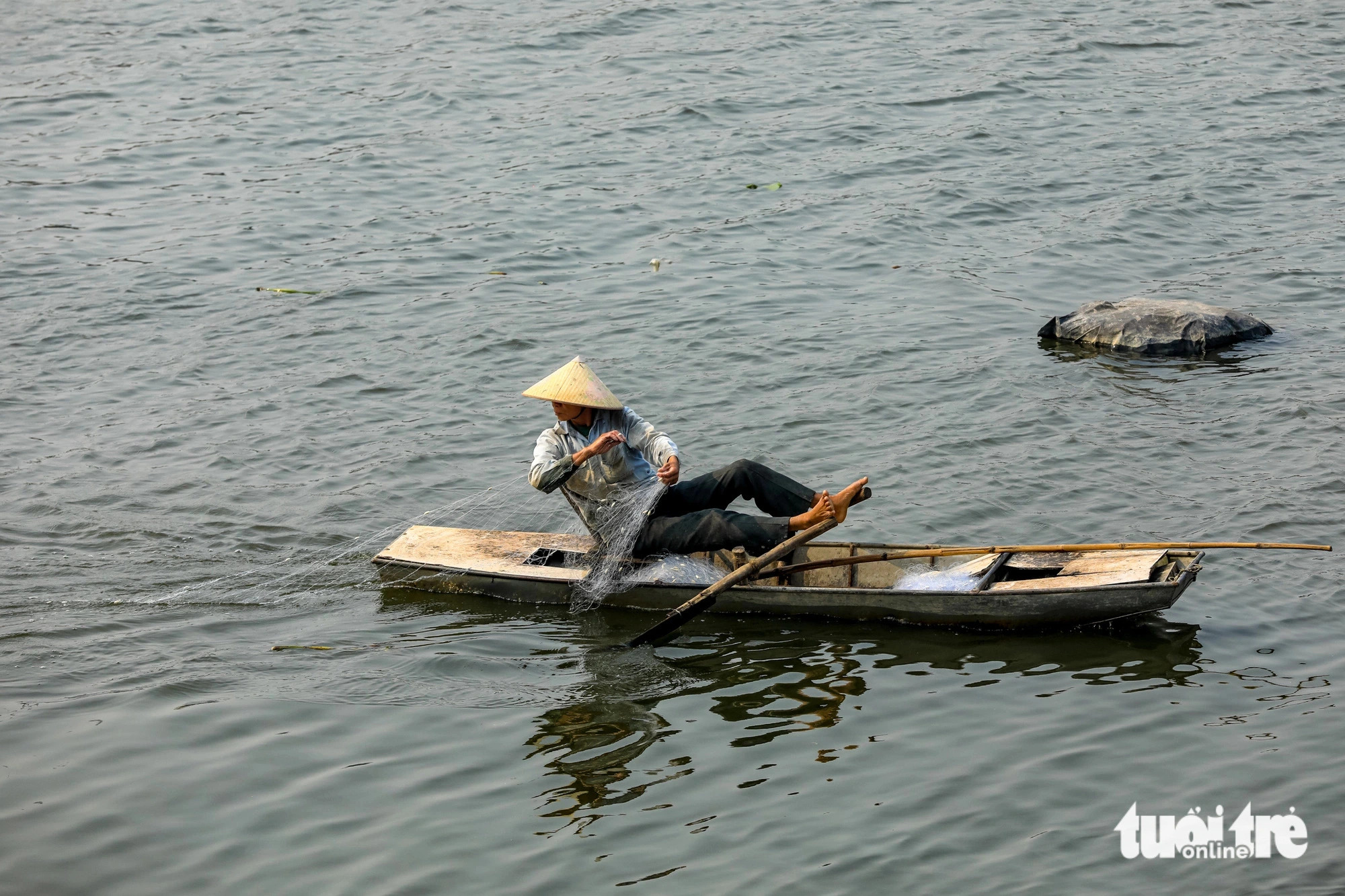 Despite being polluted, the Day River remains a source of income for many who rely on it for fishing and aquaculture in Phu Ly City, Ha Nam Province, northern Vietnam.  Photo: Tuoi Tre