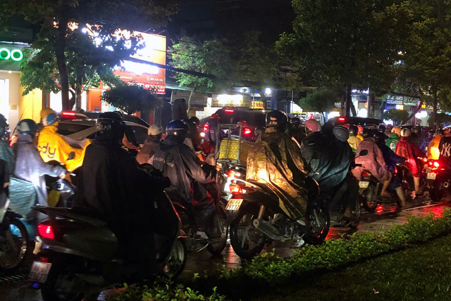 Motorbikes are forced onto the sidewalk of Dong Khoi Street due to flooding in Bien Hoa City, Dong Nai Province, southern Vietnam, December 27, 2024. Photo: A Loc