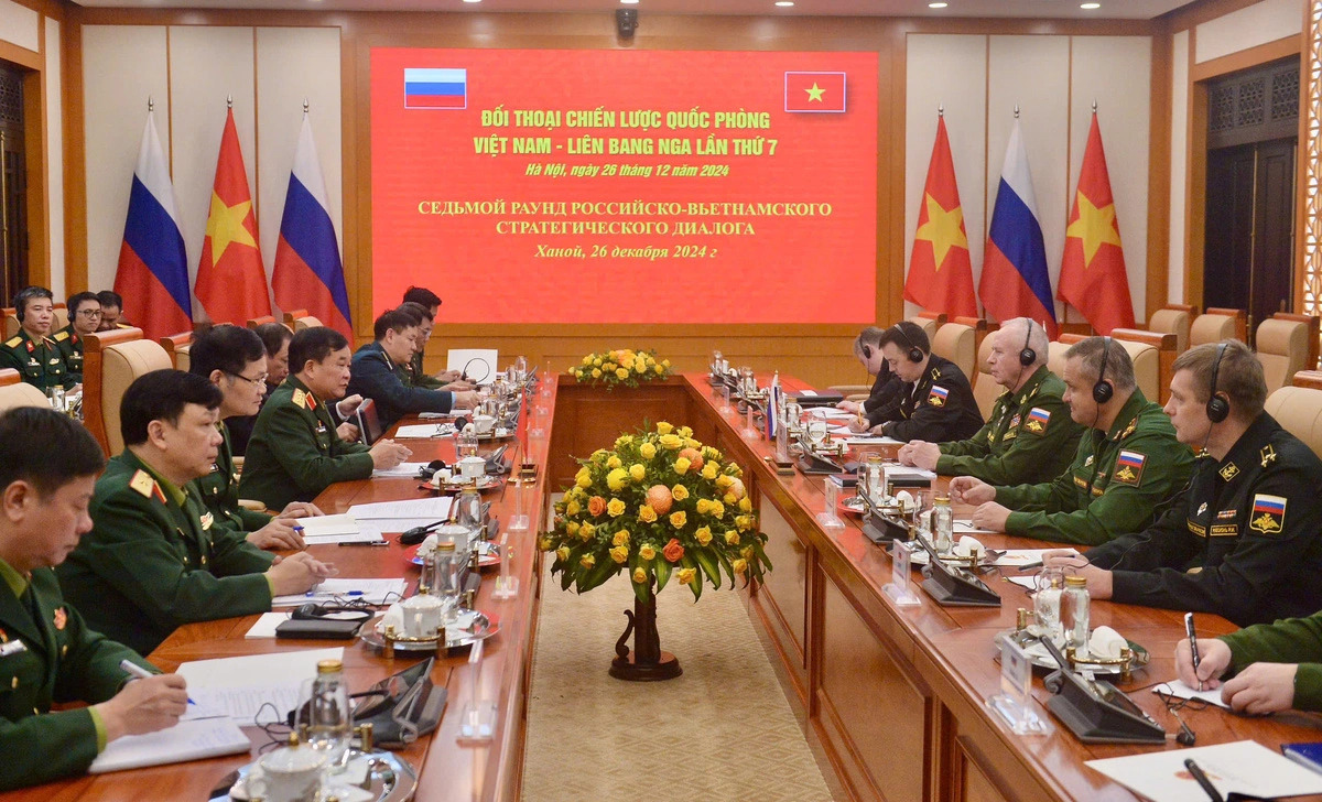 Vietnam, Russia pledge to beef up defense ties at 7th strategic dialogue