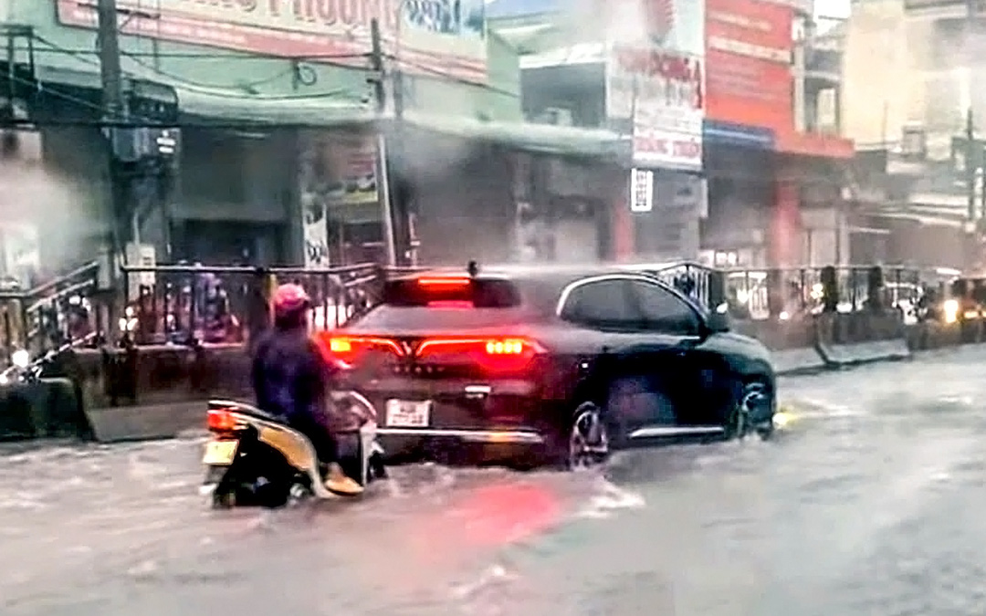 Heavy rain floods major roads in southern Vietnam city