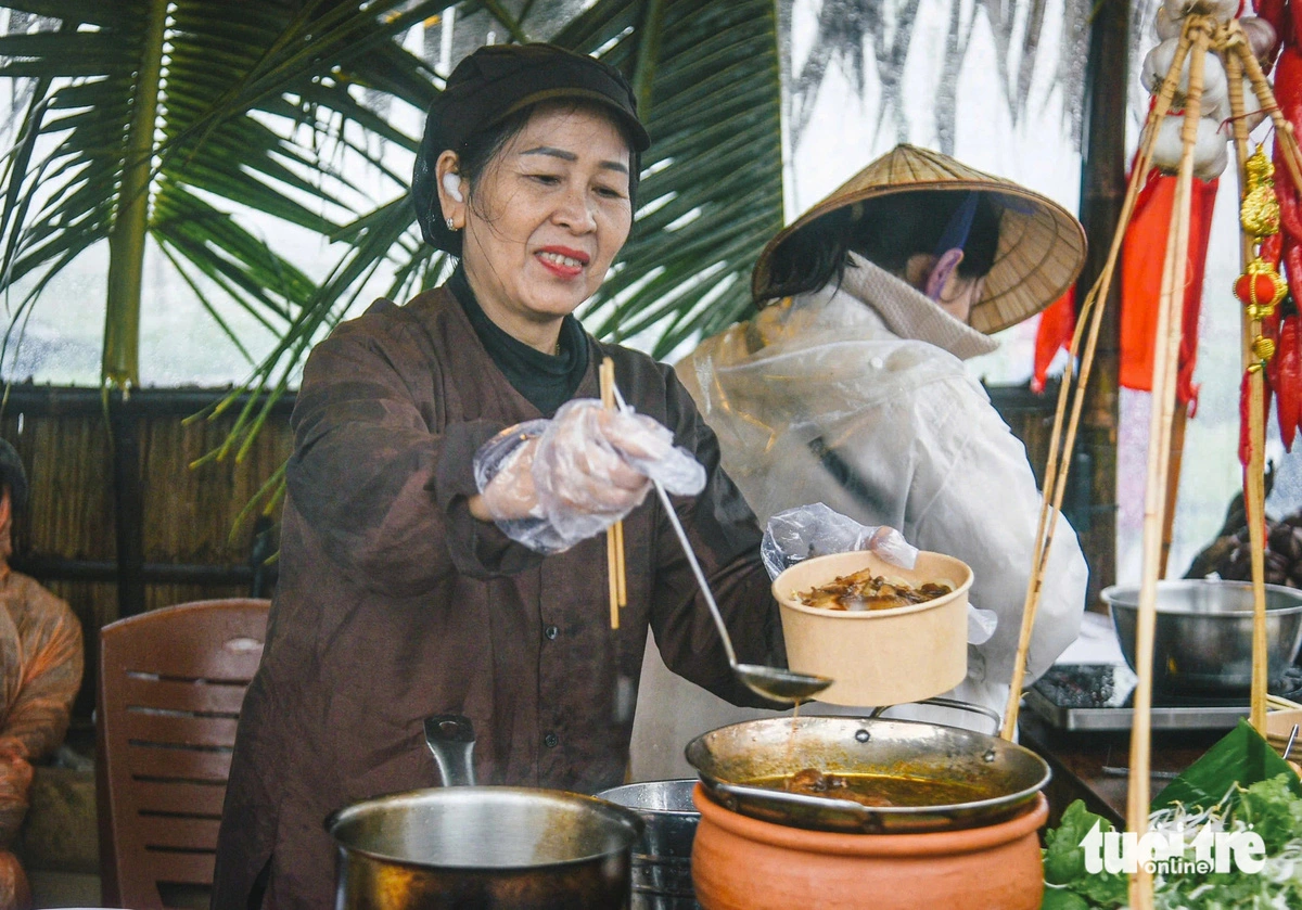 The “Going to the Field” Festival in Cam Chau Ward, Hoi An City, Quang Nam Province features food booths with local typical dishes, such as ‘cao lau’ (noodle dish served with shrimp, pork, and a little broth), ‘mi Quang’ (Quang noodles), and ‘banh xeo’ (sizzling pancakes). Photo: Thanh Nguyen / Tuoi Tre